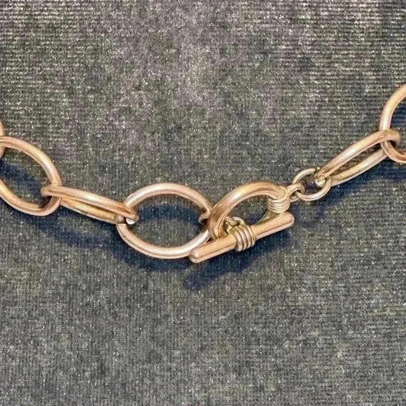 Necklace- Silver chain link with crystal donut centerpiece. - Picture 4 of 4